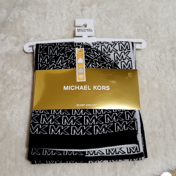 MICHAEL Michael Kors Accessories - Michael Kors Reversible Scarf and Hat Set